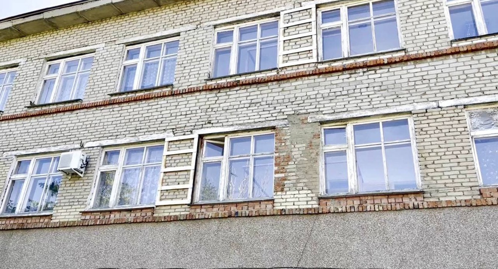 Стяжки на другой стене школы в Теренсае Адамовского р-на