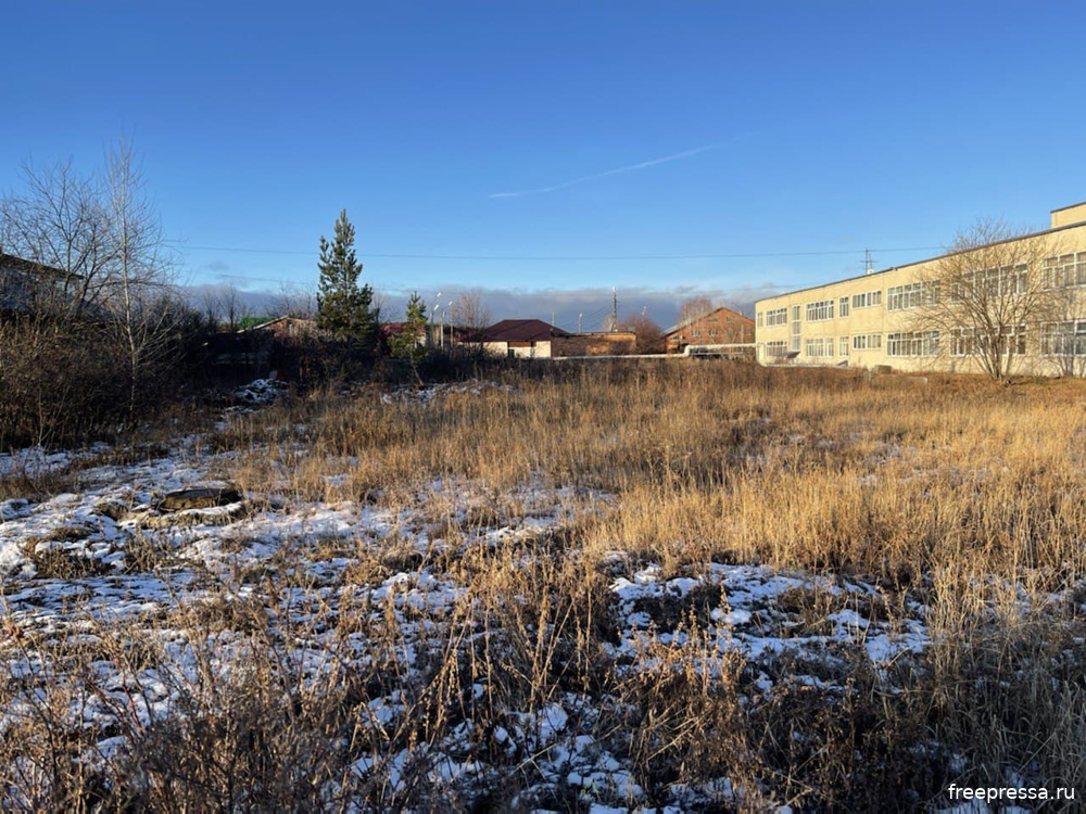 Пустующая дорогостоящая земля уральской "Рублёвки" на территории школы. Можно построить спорткомплекс