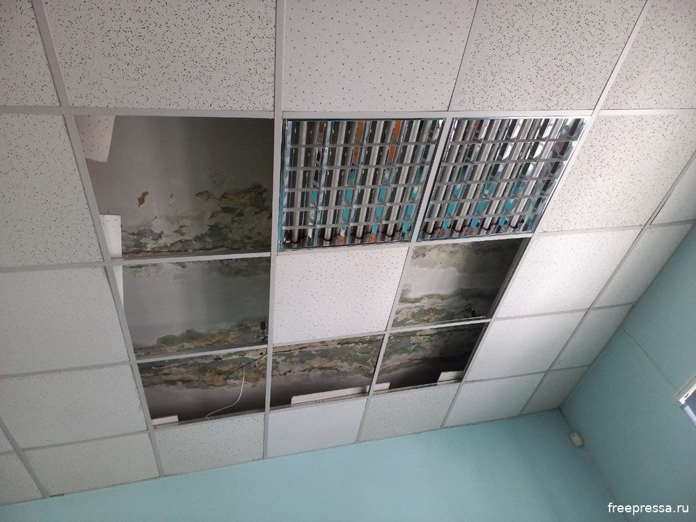 Потолок в компьютерном классе Уральского государственного колледжа им.И.Ползунова