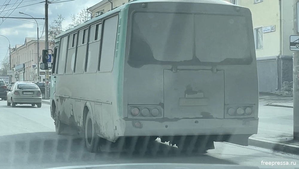 Перевозчик ООО "Автоплюс": грязные автобусы, не видно даже госномера
