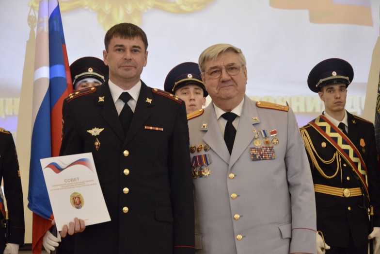 Полковник полиции Дмитрий Прутьян (слева)