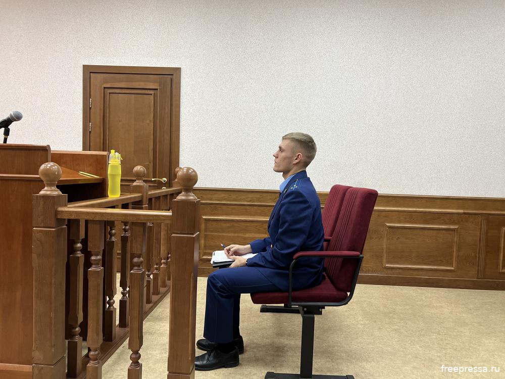 Представитель Свердловской прокуратуры (административный ответчик) сидит на местах для слушателей