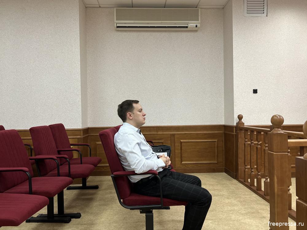 Представитель ГУ МВД по Свердловской области - сторона по делу - вынужден сидеть на местах для слушателей